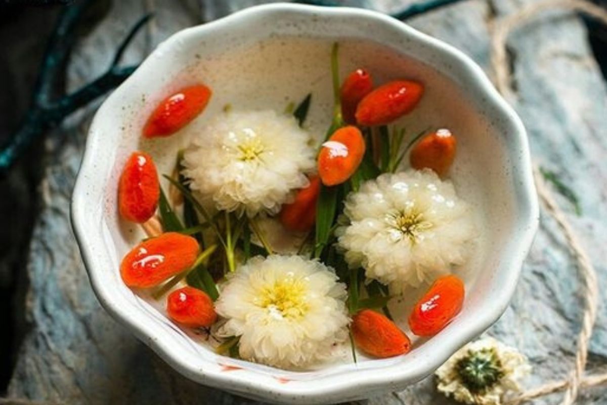 (Trà hoa cúc rất tốt cho sức khỏe)